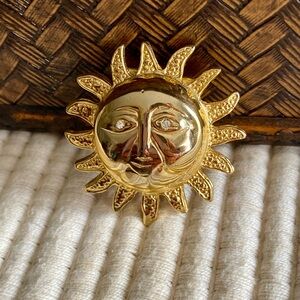 VINTAGE TEXTURED GOLD SUN FACE BROOCH PIN WITH DIAMOND EYES